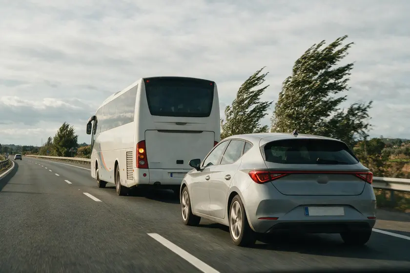 Coche adelantando a un autobús por la derecha, con el intermitente izquierdo del autobús puesto