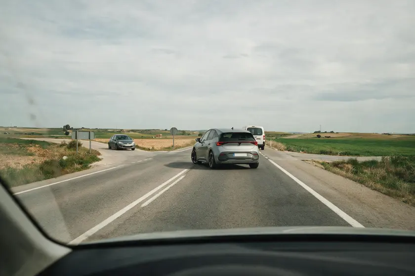 Vehículo iniciando un adelantamiento justo en una intersección