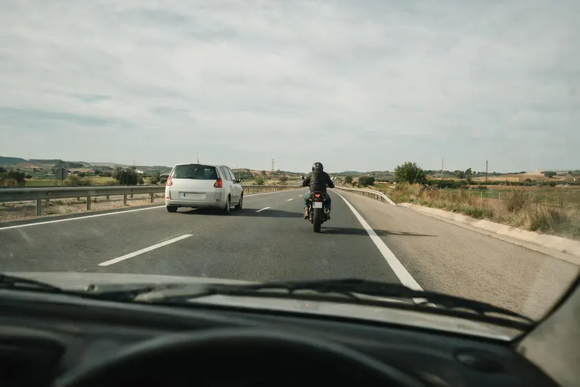 Coche adelantando a una motocicleta dejando una separación lateral amplia