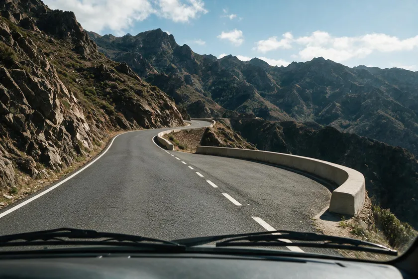 Apartadero: ensanchamiento de la calzada en una carretera de montaña estrecha para dejar paso a otro vehículo