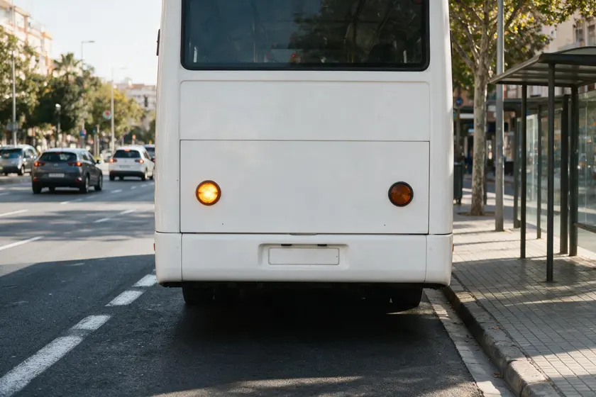 Autobús señalizando su salida de una parada señalizada