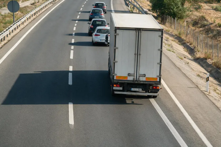 Camión lento con una cola de coches esperando para adelantarle