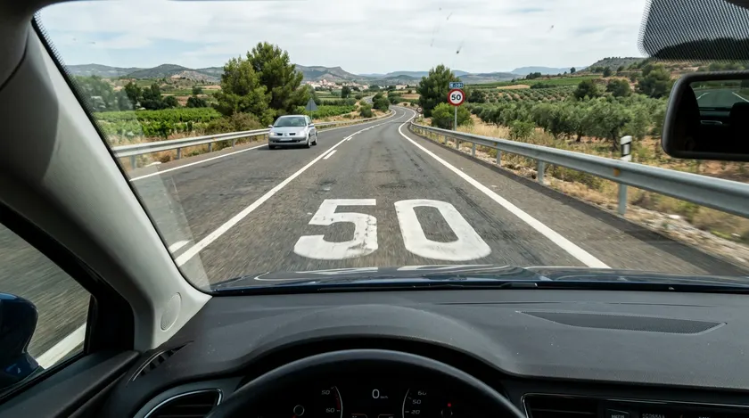 Cifra de velocidad 50 pintada sobre la calzada