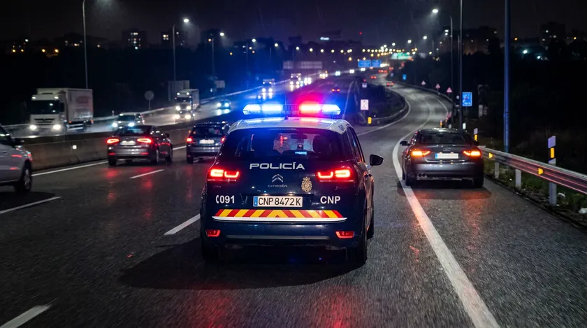 Coche patrulla de policía de noche con las luces de emergencia encendidas