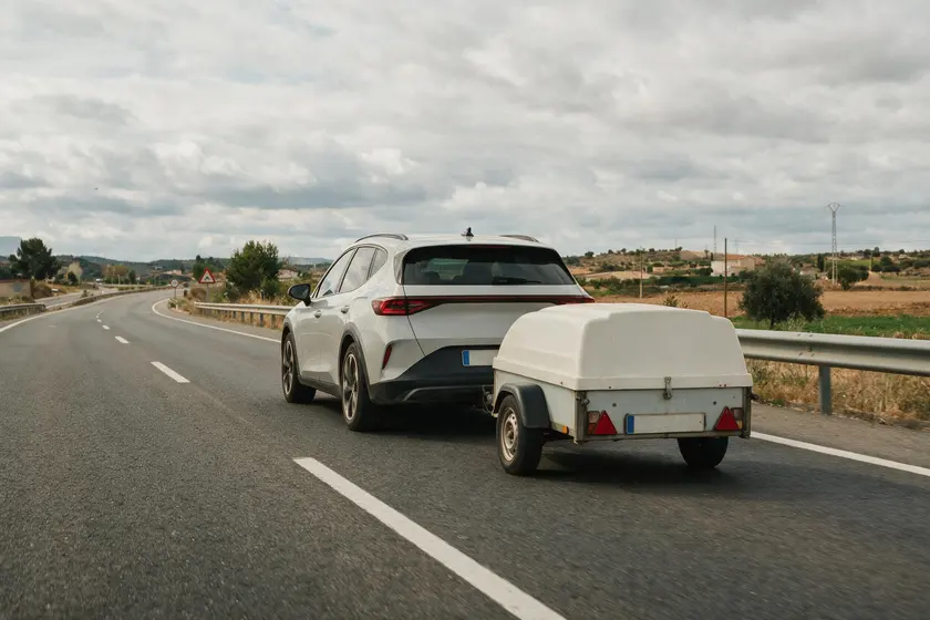 Turismo arrastrando un remolque ligero pequeño
