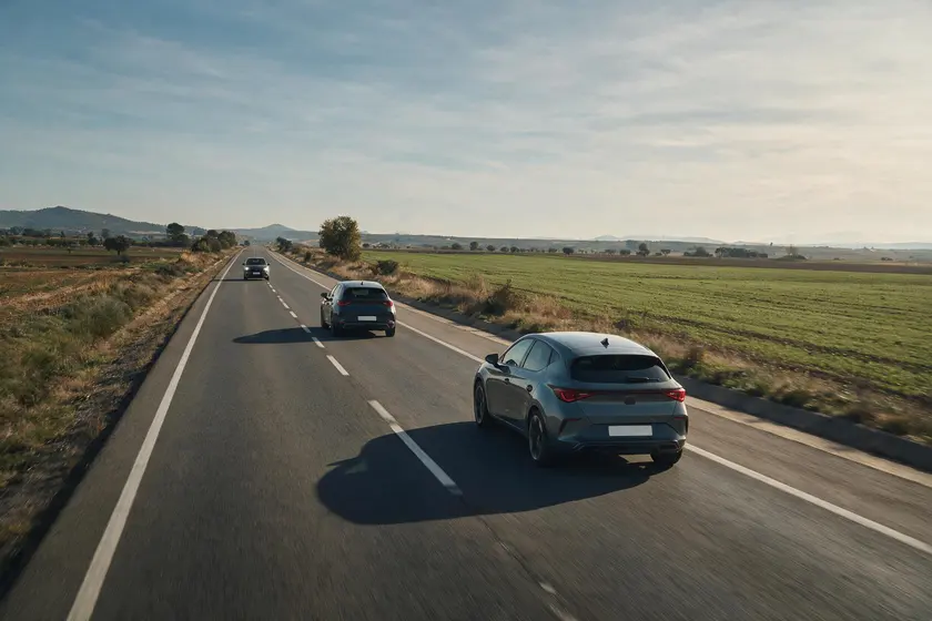 Retrovisor mostrando a un vehículo que adelanta mientras se acerca otro de frente