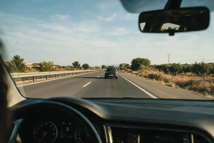 Comprobando el retrovisor antes de iniciar un adelantamiento