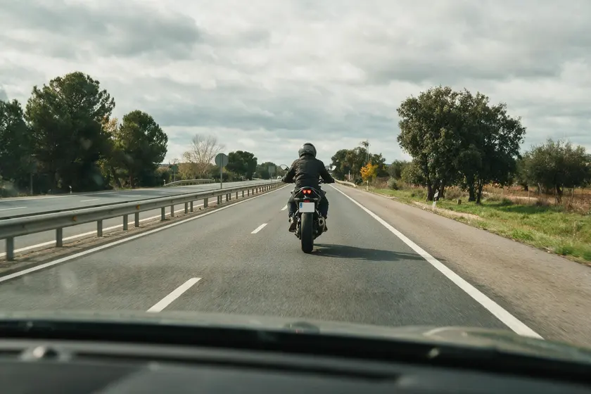 Carretera convencional con los dos sentidos separados por una barrera física