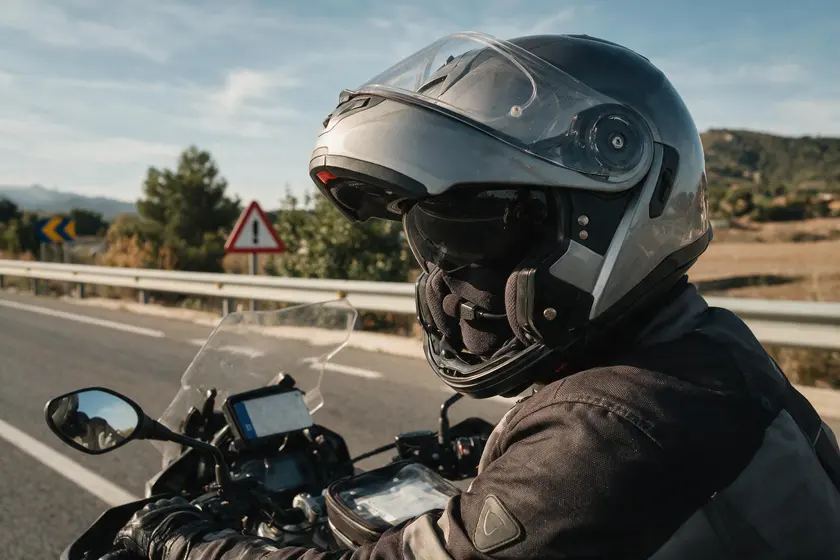 Dispositivo de comunicación instalado dentro del casco de un motorista