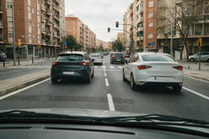 Avenida urbana con dos carriles en el mismo sentido separados por una línea discontinua