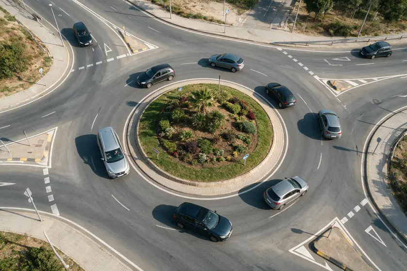 Vista aérea de una glorieta con varios vehículos circulando