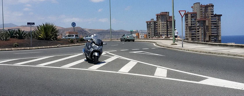 Isleta de balizamiento en el centro de la calzada, con el vehículo circulando por la derecha en el sentido de la marcha
