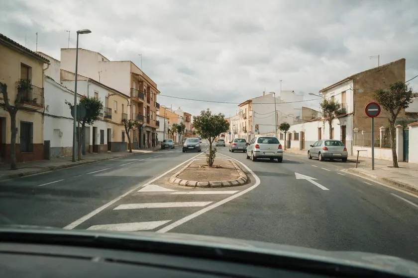 Isleta en el centro de la calzada que el tráfico rodea por la derecha