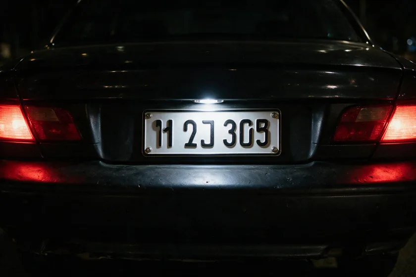 Matrícula trasera de un coche iluminada de noche