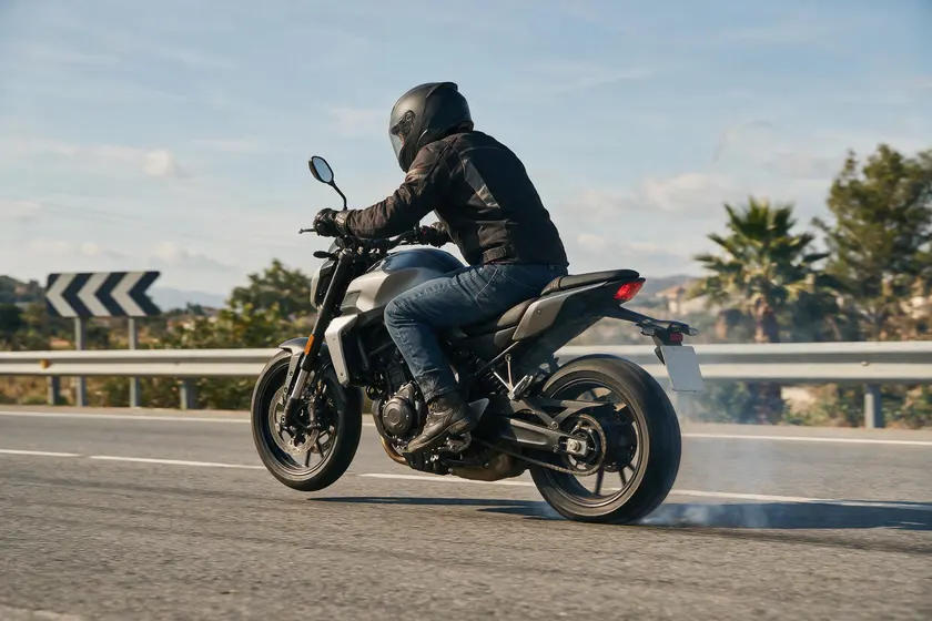 Motocicleta acelerando con la suspensión trasera hundida por el desplazamiento del peso