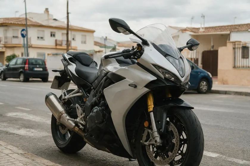 Motocicleta con los dos retrovisores, izquierdo y derecho