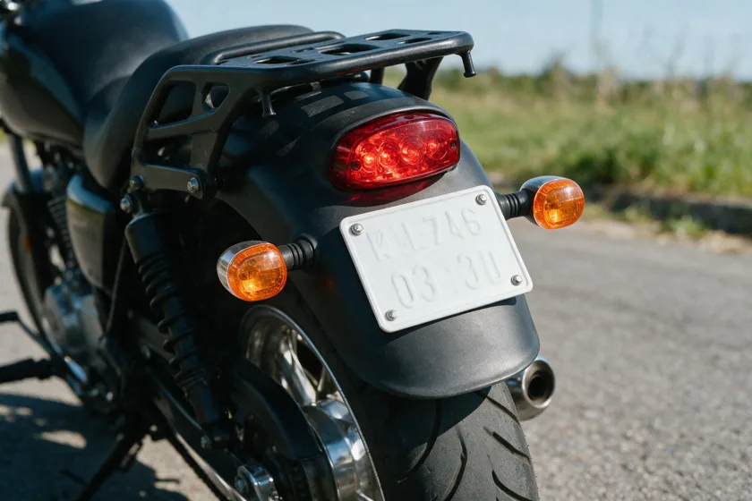 Placa de matrícula trasera de una motocicleta, centrada respecto al eje del vehículo