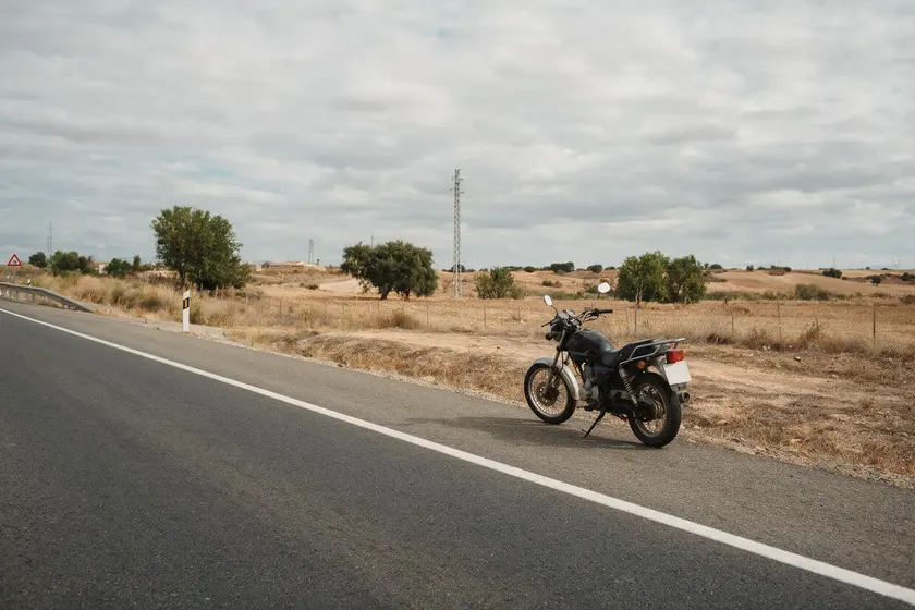 Motocicleta estacionada fuera de la calzada, más allá del arcén, dejándolo libre