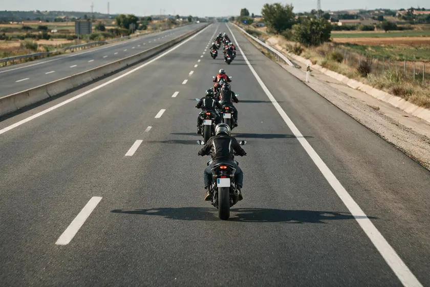 Grupo de motos circulando separado en dos subgrupos