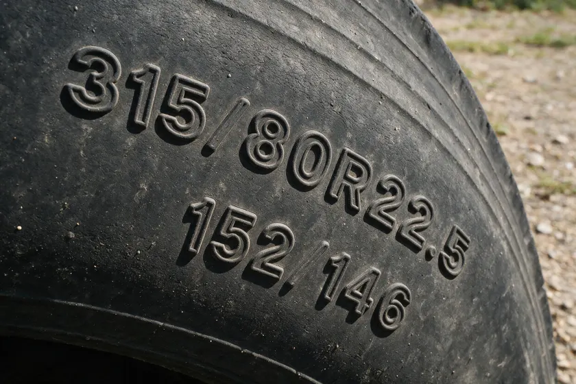 Flanco de un neumático de camión mostrando el marcado de medida e índice de carga 315/80 R 22.5 152/146 K