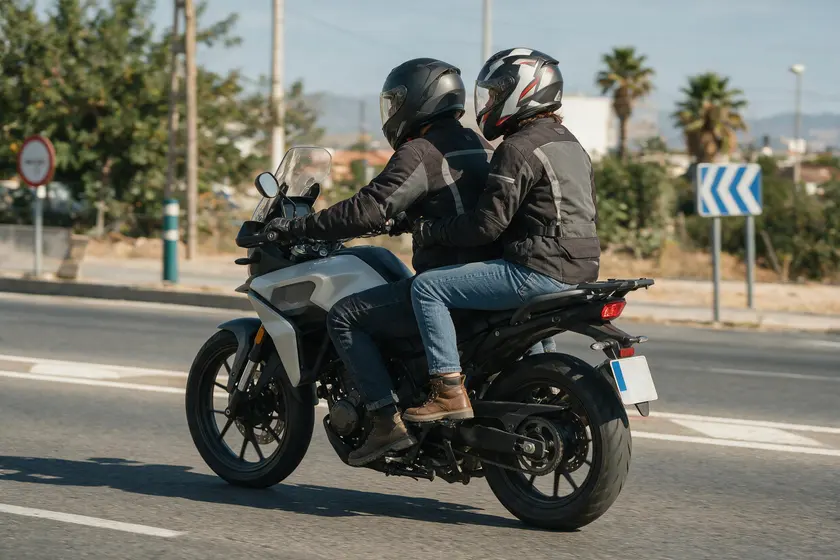 Pasajero de moto sentado a horcajadas con los pies en los reposapiés