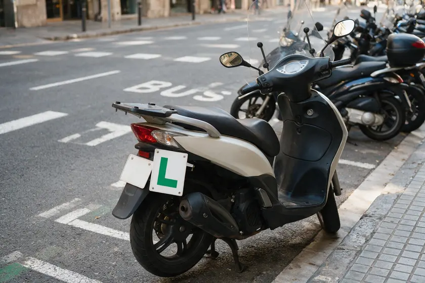 Placa L de conductor novel en la parte trasera de una motocicleta