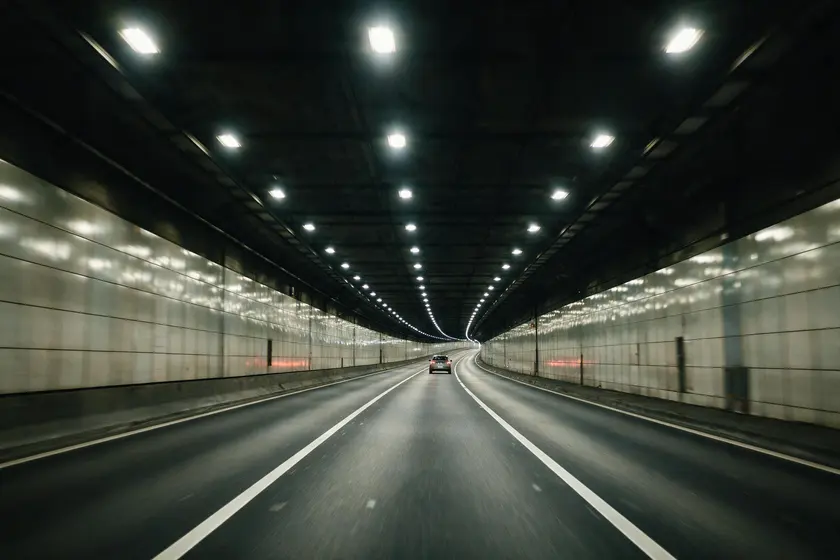 Interior de un túnel de carretera con dos carriles de circulación
