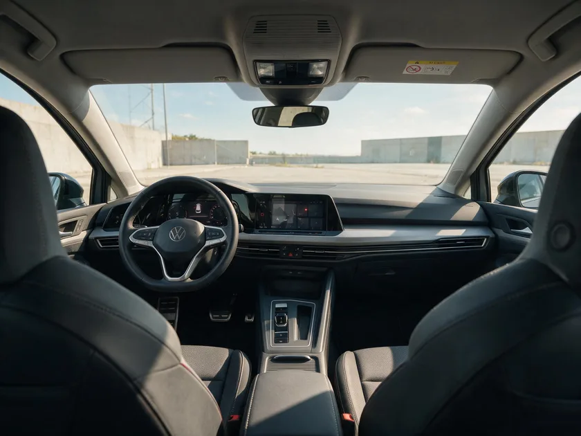 Volante de un turismo visto desde el puesto del conductor, con el alojamiento central del airbag