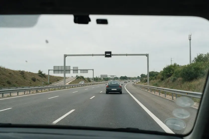 Semáforo de carril con una franja blanca horizontal iluminada, que prohíbe el paso como una luz roja fija