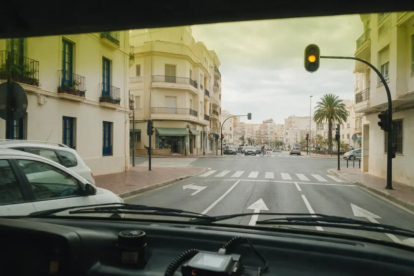 Semáforo circular urbano con la luz ámbar intermitente encendida