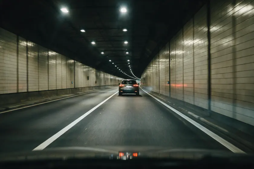 Túnel con un único carril por sentido de circulación