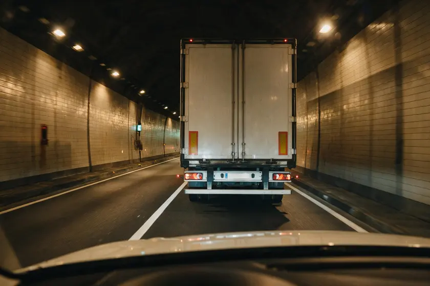 Túnel de un solo carril por sentido con un camión circulando delante