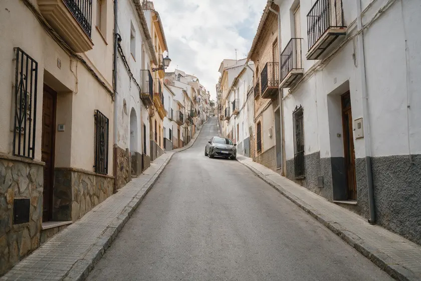 Turismo estacionado en una calle con mucha pendiente, sin calzos en las ruedas