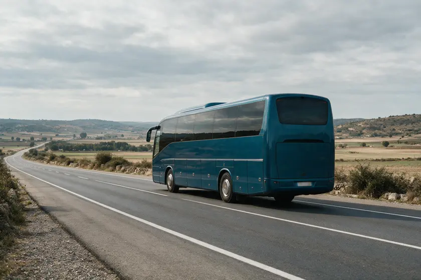 Autocar de transporte de viajeros circulando por una carretera