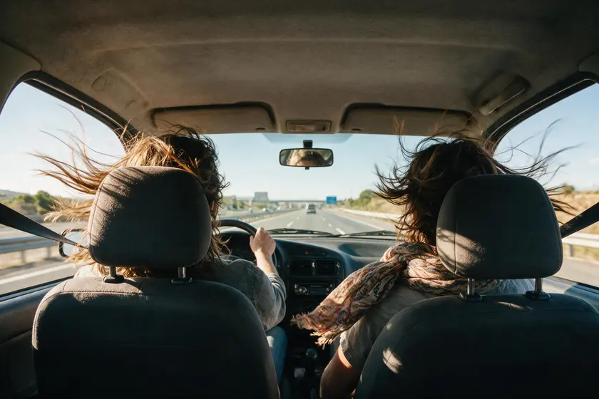 Coche circulando por autopista con las ventanillas totalmente abiertas