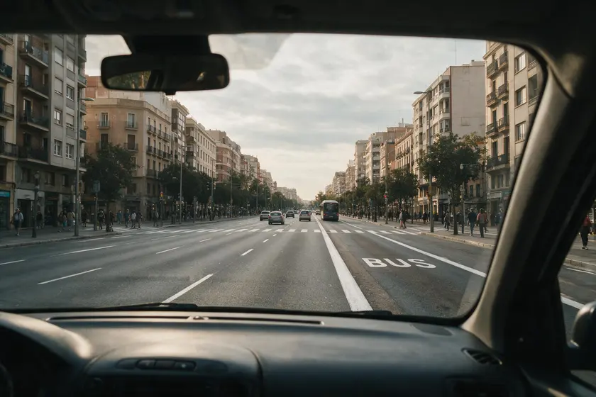 Avenida urbana con un carril reservado al autobús, separado por línea continua y con la palabra BUS pintada en la calzada