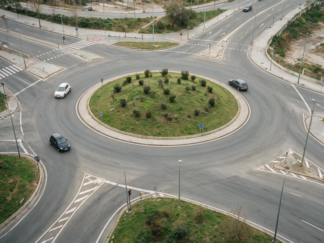 Glorieta con un anillo de circulación en torno a una isleta central ajardinada