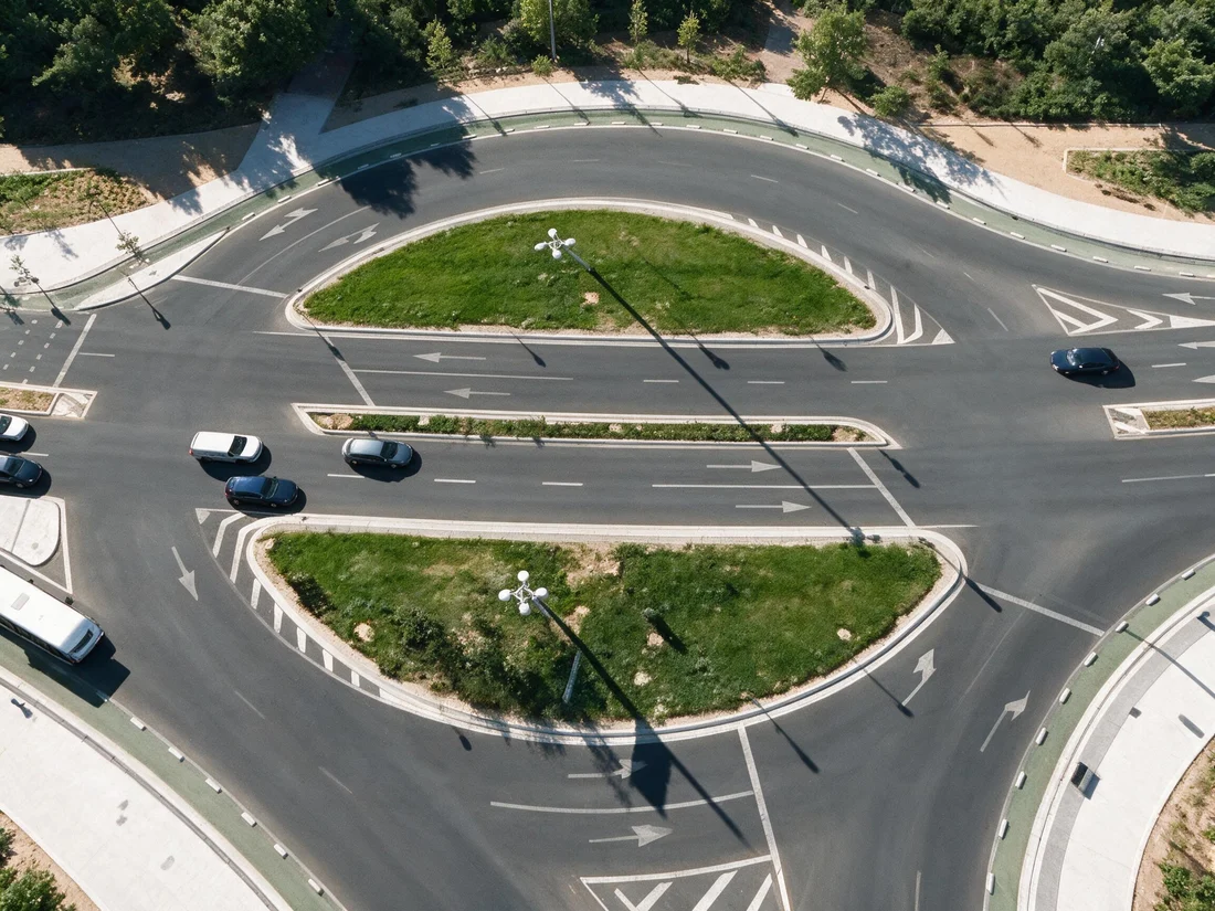 Glorieta partida en la que la vía principal atraviesa por el centro en vez de rodear la isleta