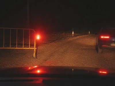 Fotografía nocturna de un balizamiento con una luz roja encendida