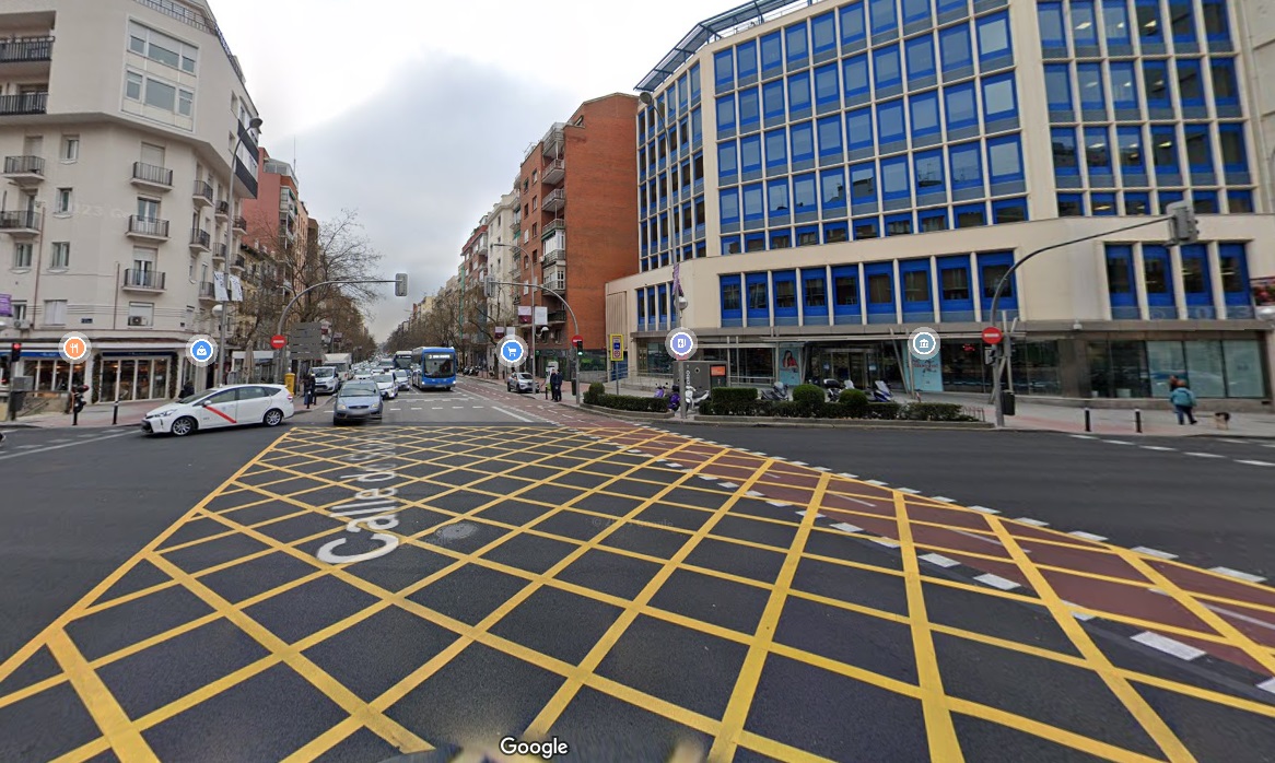 Cuadrícula de líneas amarillas