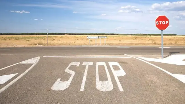 Línea de detención junto a un STOP