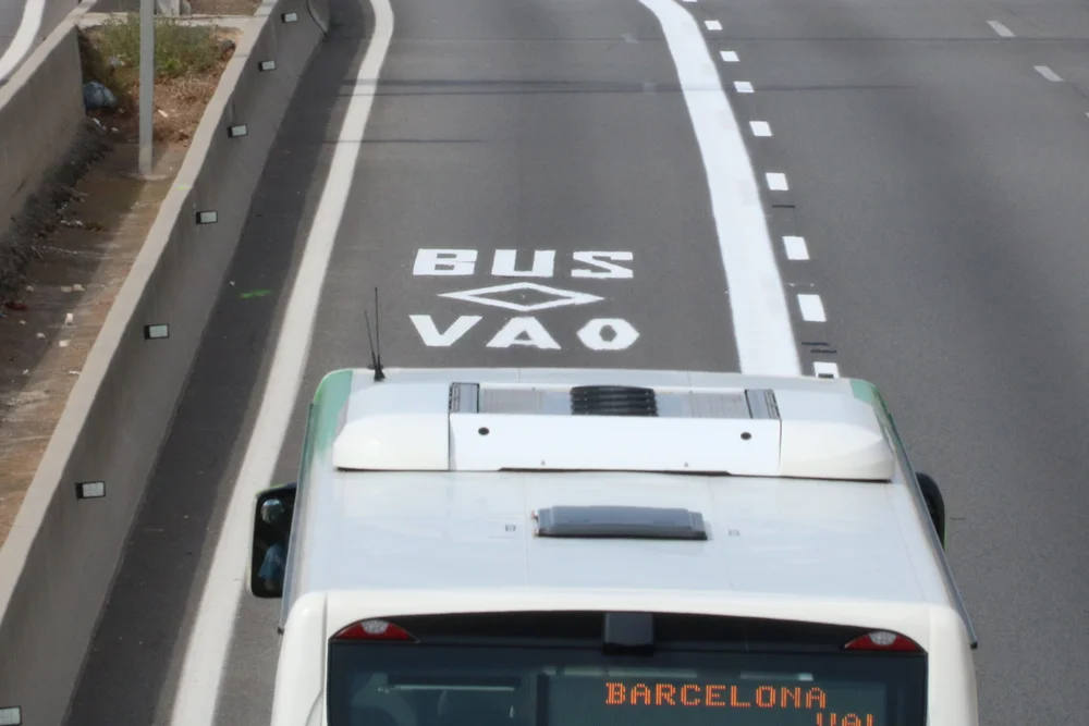 Carril con la palabra BUS, un rombo y la palabra VAO pintados uno debajo del otro