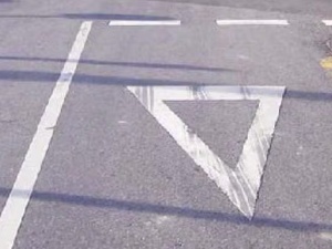 Ceda el paso pintado en la calzada