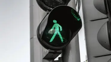 Semáforo peatonal: muñeco verde parpadeando