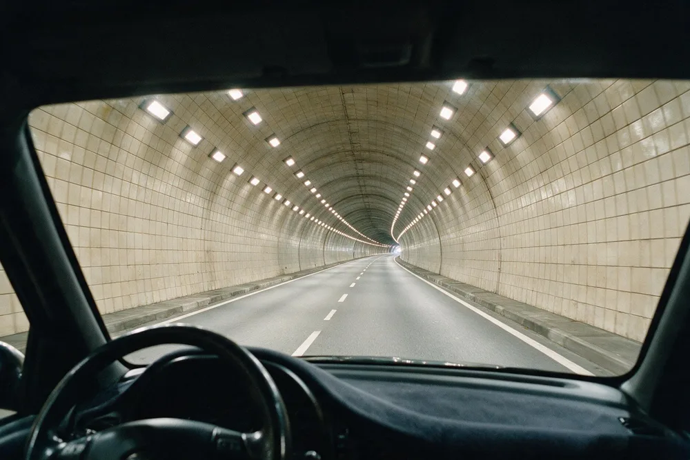 Fotografía del interior de un túnel de carretera con las luminarias encendidas