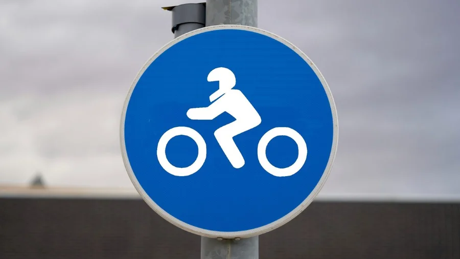 Señal circular azul con la silueta blanca de una motocicleta
